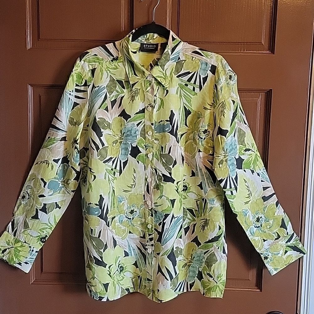 Studio By Liz Claiborne Linen Lime Green print top Size L.